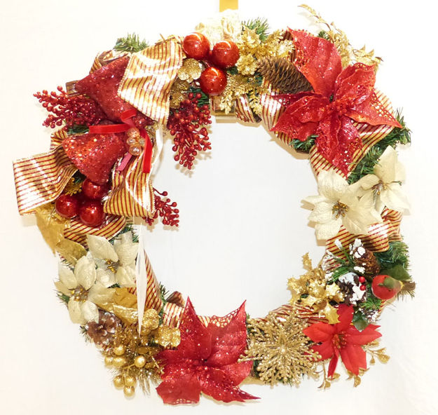 Red Bells & Poinsettias. Photo by Dawn Ballou, Pinedale Online.