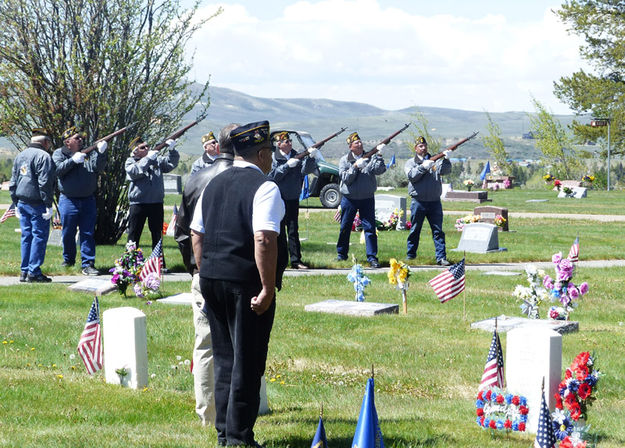 Salute. Photo by Dawn Ballou, Pinedale Online.