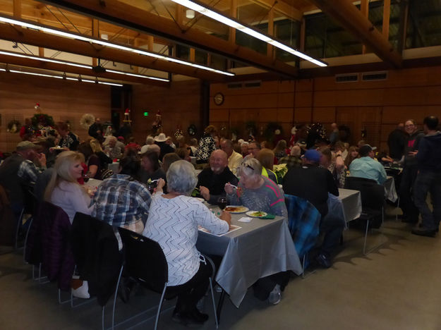 Big crowd. Photo by Dawn Ballou, Pinedale Online.