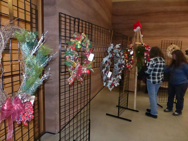 Looking at the wreaths. Photo by Dawn Ballou, Pinedale Online.