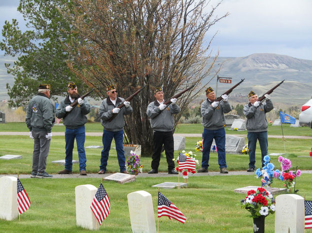 Salute. Photo by Dawn Ballou, Pinedale Online.