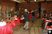 Auctioneer Jay Fear. Photo by Joy Ufford.