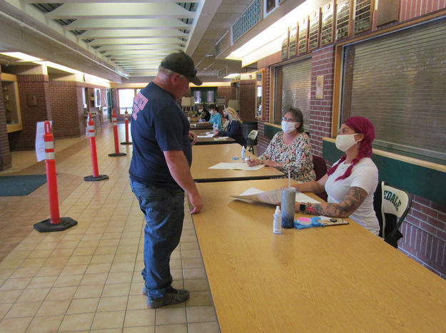 Wearing masks. Photo by Dawn Ballou, Pinedale Online.