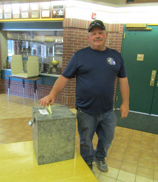 Casting a ballot. Photo by Dawn Ballou, Pinedale Online.