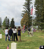 Memorial flowers. Photo by Dawn Ballou, Pinedale Online.