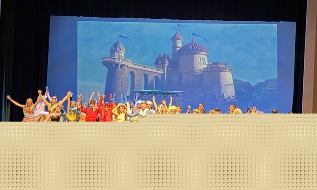 Final bow. Photo by Dawn Ballou, Pinedale Online.