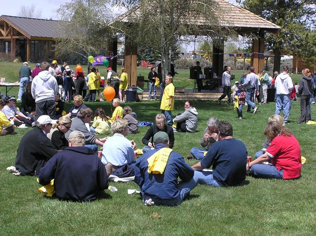 Clean up gathering. Photo by Pinedale Online.