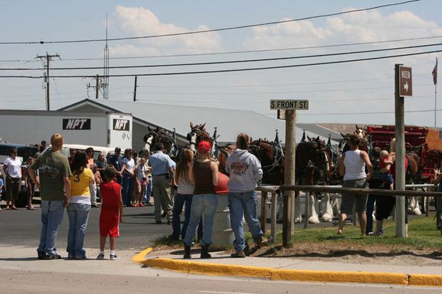 Big crowd. Photo by Dawn Ballou, Pinedale Online.