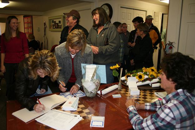 Signing In. Photo by Dawn Ballou, Pinedale Online.