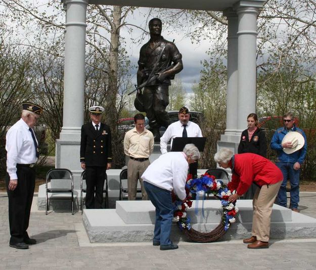 Memorial Wreath. Photo by Dawn Ballou, Pinedale Online.