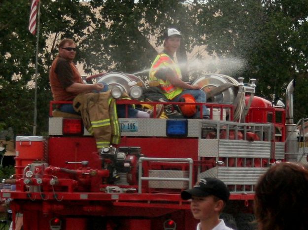 Spraying the crowd. Photo by Dawn Ballou, Pinedale Online.