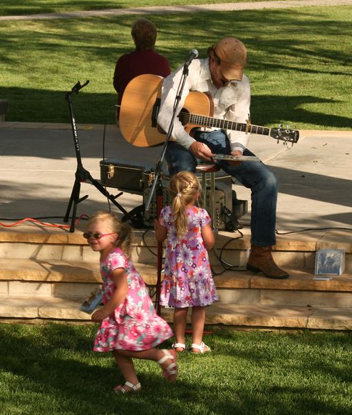 Getting Autographs. Photo by Dawn Ballou, Pinedale Online.