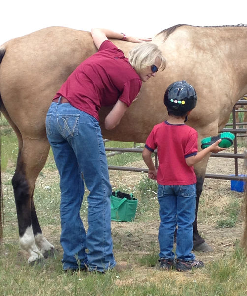 Grooming. Photo by MESA Therapeutic Horsemanship.