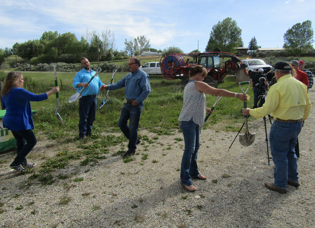 Handing out shovels. Photo by Dawn Ballou, Pinedale Online.