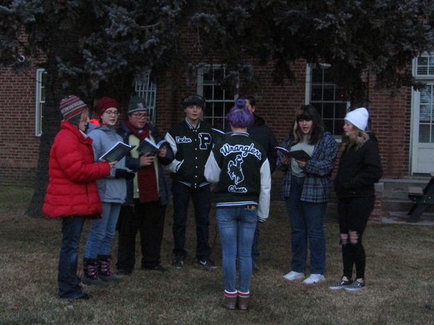 Carolers. Photo by Dawn Ballou, Pinedale Online.